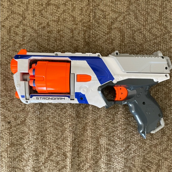 Nerf Elite Strongarm w/ 6 Nerf Darts - Picture 2 of 3